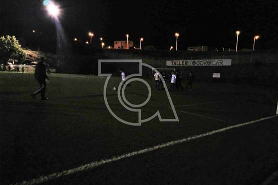Entrenamiento a oscuras en el campo de Melenara-Telde (Foto TA)